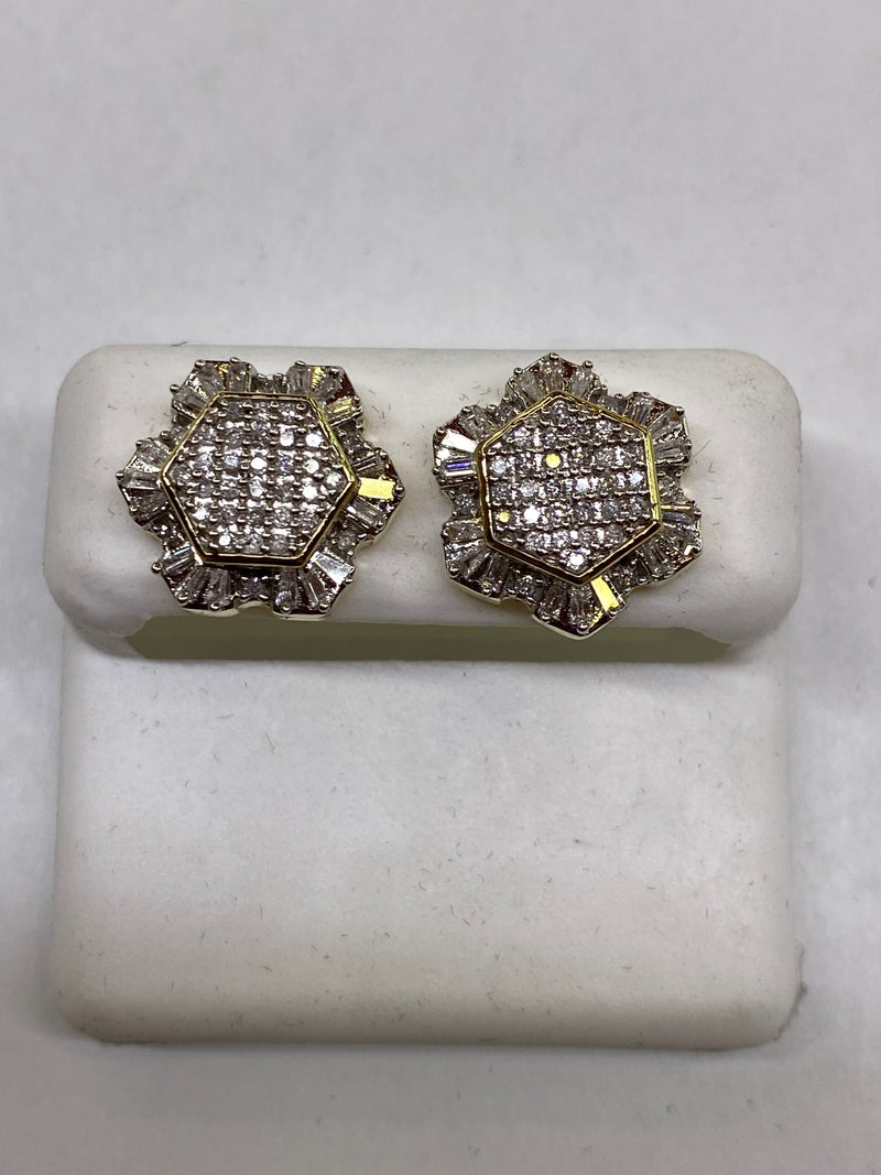 Beautiful 10kt Gold & Diamond (0.62 CTW) Earrings