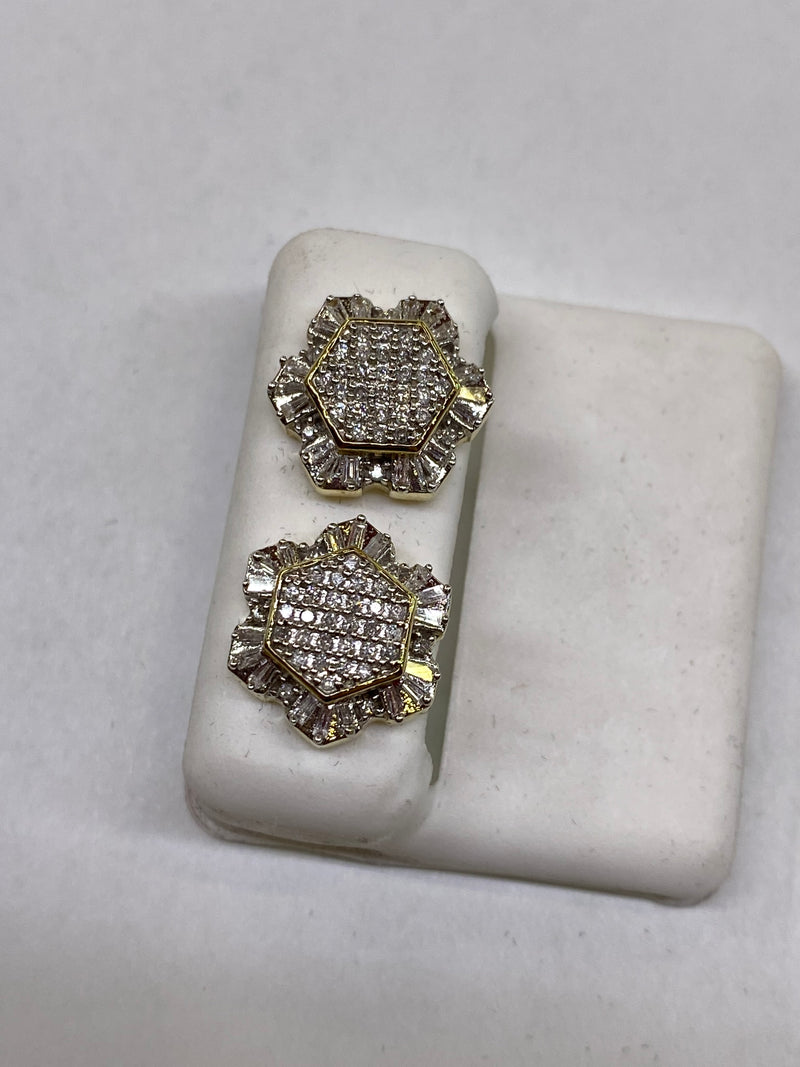 Beautiful 10kt Gold & Diamond (0.62 CTW) Earrings