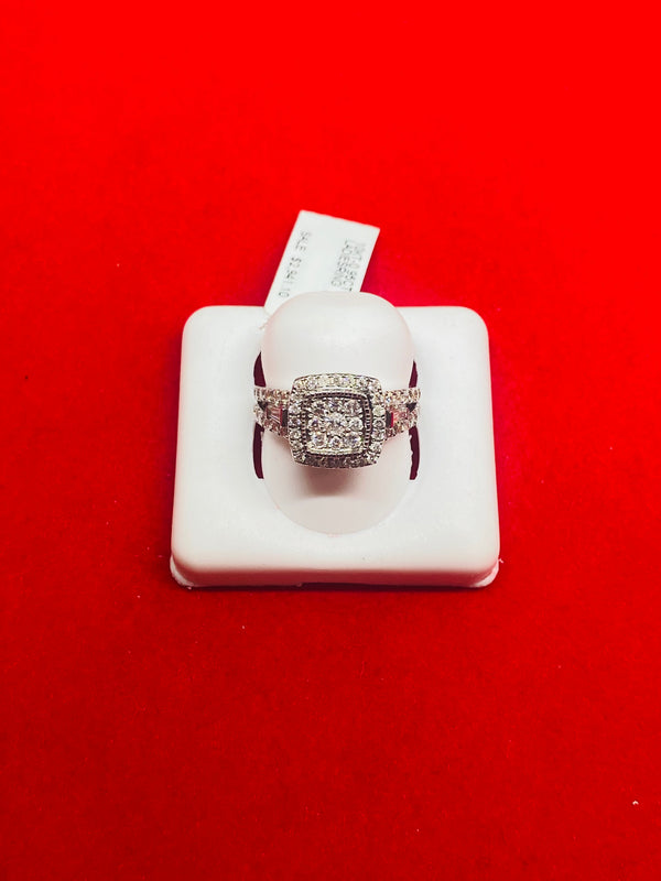 10KT WHITE GOLD AND 0.95CTW DIAMOND RING